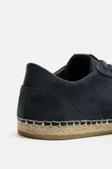 Zapatilla de cordones tipo alpargata color caqui, con capellada de piel serraje y suela de yute.