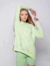 Canguro verde claro con capucha, cordones ajustables, bolsillo tipo canguro y aberturas laterales.