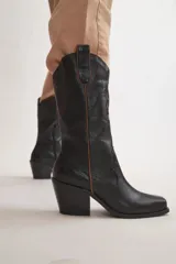 Bota texana de cuero color negro con detalles en marrón.