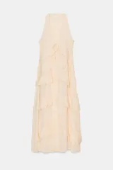 Vestido midi de escote en pico con lazada frontal y diseño sin mangas. Presenta múltiples niveles de volantes a lo largo de la falda y cierre lateral con cremallera oculta.