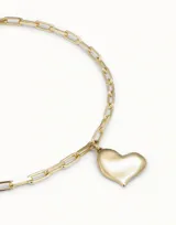 Collar de cadena de eslabones medianos con dije de corazón central, acabado en tono plateado.