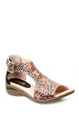 Sandalia baja Vanzetti modelo Grace, con suela de burbuja color beige, talón cerrado de cuero marrón y tiras en el empeine con estampado combinado de leopardo, cuadros y flores, además de hebilla metálica ajustable.