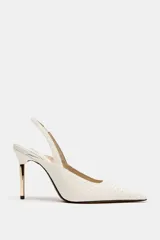 Zapato de tacón destalonado color blanco con textura en relieve efecto piel de serpiente, punta fina y tacón alto metalizado en tono dorado.