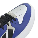 Championes Adidas Court Team Bounce, con capellada de cuero sintético blanco, detalles en azul y negro, y suela de goma blanca. Incorporan tecnología Cloudfoam para mayor comodidad.