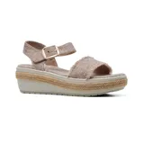 Sandalias de plataforma color beige con detalle de yute en la plataforma y hebilla dorada.