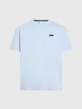 Remera Calvin Klein de punto de algodón regenerativo, color celeste, con corte regular, cuello redondo y mangas cortas. Presenta una lengüeta con el logo de Calvin Klein en el pecho.