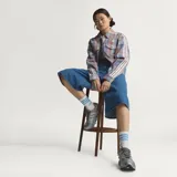Shorts de denim estilo bermuda extragrande, de tiro alto y diseño holgado, con las clásicas franjas laterales de la marca.