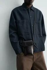 Sobrecamisa regular fit de Zara Brothers color azul marino, confeccionada en mezcla de algodón, lyocell y lino. Presenta cuello solapa, manga larga con puños abotonados, bolsillos de parche en el pecho y cierre frontal con botones.
