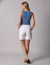 Short blanco de gabardina elastizada, marca Zac & Rachel, con pretina ancha elastizada y bolsillos delanteros.