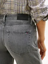 Jeans de corte recto y talle medio, confeccionados en denim color gris. Presentan cierre de botón con cremallera y diseño clásico de cinco bolsillos.