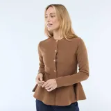 Cárdigan de punto color marrón, con corte peplum, cuello redondo y cierre frontal con botones dorados en forma de estrella.