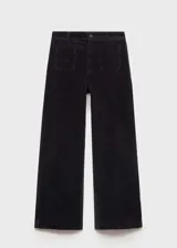Pantalón tipo culotte de pana, color negro, de tiro alto con cierre de cremallera y botón. Presenta dos bolsillos de parche en la parte delantera y dos bolsillos de parche en la parte posterior.