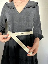 Cinturón tipo lazo de cuero negro, versátil y sin hebilla, ideal para ajustar a la cintura o cadera con un nudo.