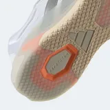 Championes de entrenamiento Adidas Dropset 4, color blanco con detalles plateados y suela en tono crema con acento naranja. Presentan un diseño técnico con empeine de malla transpirable, refuerzos en el talón y suela de caucho Continental para mayor tracción.