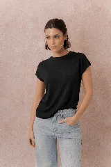 Remera de seda fría negra, de textura suave y liviana, con calce relajado, cuello redondo y mangas cortas de terminación amplia.