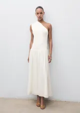 Vestido largo de diseño asimétrico con un solo hombro y tirante ancho. Presenta un corte ajustado en el torso que se transforma en una falda fluida con caída suave. Confeccionado en tejido combinado con forro interior.