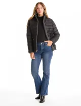 Campera puffer Michael Kors de color blanco, con diseño acolchado, cierre frontal metálico, bolsillos laterales con cierre y capucha desmontable. Incluye bolsa autoportante para guardado.