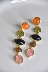 Aros colgantes con cinco piedras de diferentes colores y formas, engarzadas en metal dorado.