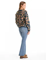 Buzo de tejido de punto con estampado animal print orgánico en tonos azul y marrón. Presenta cuello redondo, puños y ruedo con terminación rib, y mangas con hombros caídos.