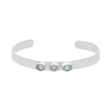 Brazalete abierto de plata 925 con tres piedras topacio azul ovaladas, ajustable a la muñeca.