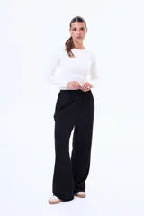 Remera de manga larga en tejido de punto acanalado, color blanco, con cuello redondo y cierre frontal parcial con botones.