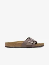 Sandalia Birkenstock modelo Catalina, color marrón topo, con una tira ancha de Birko-Flor con textura de nobuk y hebilla metálica ajustable.