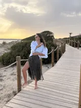 Falda midi gris de punto acanalado con flecos largos en cascada, confeccionada en hilado de algodón.