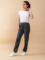 Pantalón deportivo gris oscuro, de corte recto y cintura con cordón ajustable.