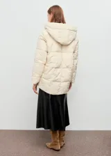 Chaqueta puffer acolchada con capucha y cuello alto, color marfil, con cierre de cremallera doble y manga larga.