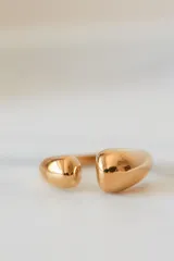 Anillo abierto de acero quirúrgico con diseño de superficie irregular y acabado brillante.