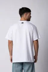 Remera de corte regular, color beige, con cuello redondo y mangas cortas.