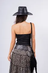 Falda larga de animal print con volados y cintura alta con cinturón con tachas.