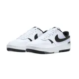 Championes Nike modelo Gamma Force, de diseño urbano con base blanca y detalles en negro. Presentan una silueta clásica con capas superpuestas, logo Swoosh lateral y suela de goma con plataforma.