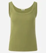 Blusa musculosa de ribana color blanco, con escote en U.