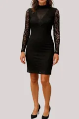 Vestido corto negro de encaje con cuello alto, mangas largas y corte ajustado.