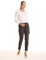 Pantalón de corte cigarette, tiro alto, color verde oscuro con estampado cuadrillé. Presenta ruedo con tajo en los tobillos.