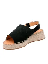 Sandalia de cuero negro estilo alpargata con plataforma revestida en yute trenzado, plantilla de cuero y tira ajustable en el talón con hebilla metálica.