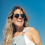 Lentes de sol con armazón de acetato en color verde traslúcido y cristales degradados en tono marrón. Presentan un diseño de estilo clásico con puente tipo cerradura y detalles metálicos en las bisagras.