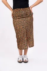 Pollera midi de animal print con abertura lateral.