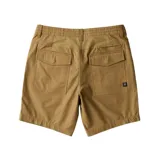 Bermuda Roark modelo Layover Pro Traveler, color tostado, de corte clásico y diseño funcional para actividades al aire libre y viajes.