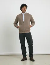 Pantalón cargo de algodón con elastano, de corte recto y diseño funcional. Presenta bolsillos laterales con fuelle y bolsillos traseros con tapa y botón.