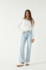 Top blanco de manga larga con cuello bote y corte crop.