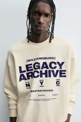 Camiseta de manga larga con cuello redondo, corte relaxed fit y tejido con estructura waffle. Presenta estampados y bordados combinados a contraste en el delantero.