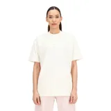 Remera de algodón de corte oversize, color blanco hueso, con cuello redondo, mangas cortas y logo de la marca bordado en el centro del pecho.