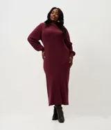 Vestido midi de punto acanalado color bordó, con cuello redondo y mangas largas abullonadas. Presenta un corte recto y fluido, confeccionado en una mezcla de viscosa y poliamida.