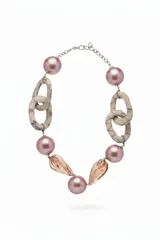 Collar corto de diseño llamativo compuesto por grandes cuentas esféricas rosadas, abalorios acanalados traslúcidos, eslabones ovalados forrados en cuero texturizado gris y cadena metálica con cierre ajustable.