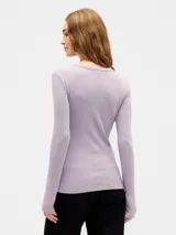 Remera de manga larga confeccionada en tejido rib, con cuello redondo y ajuste al cuerpo.
