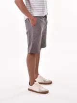 Bermuda de hombre color gris oscuro, de corte regular y largo hasta la rodilla, con cintura elástica y cordón de ajuste.