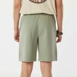 Short deportivo verde oliva de corte recto con cintura elástica y cordón ajustable.