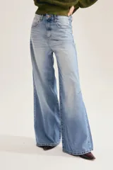 Pantalón jean de tiro alto con diseño amplio y acampanado, confeccionado en denim liviano.